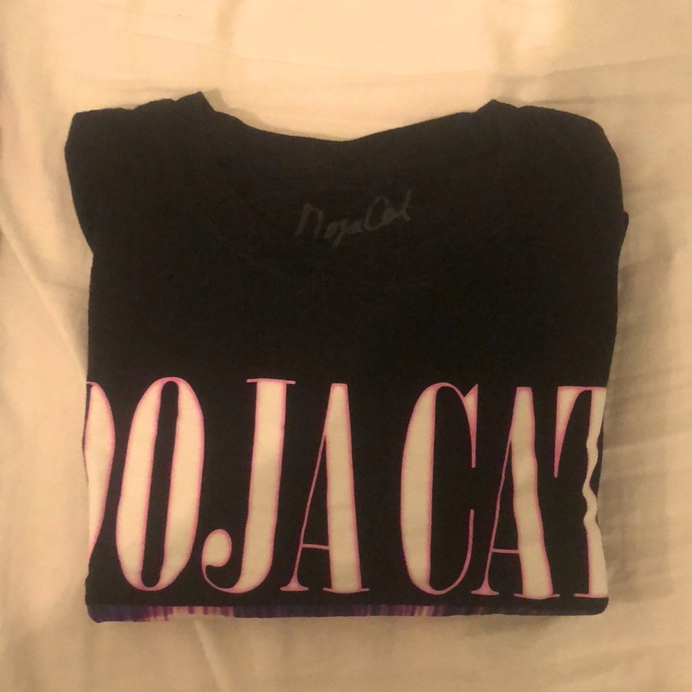 Hi i am selling a Doja cat tie shirt it has only been worn once or twice.